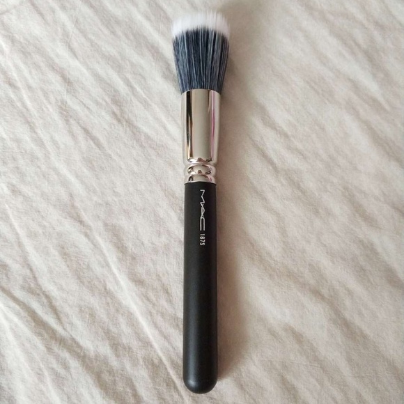 MAC 187 Duo Fibre Stippling Brush - Picture 2 of 3
